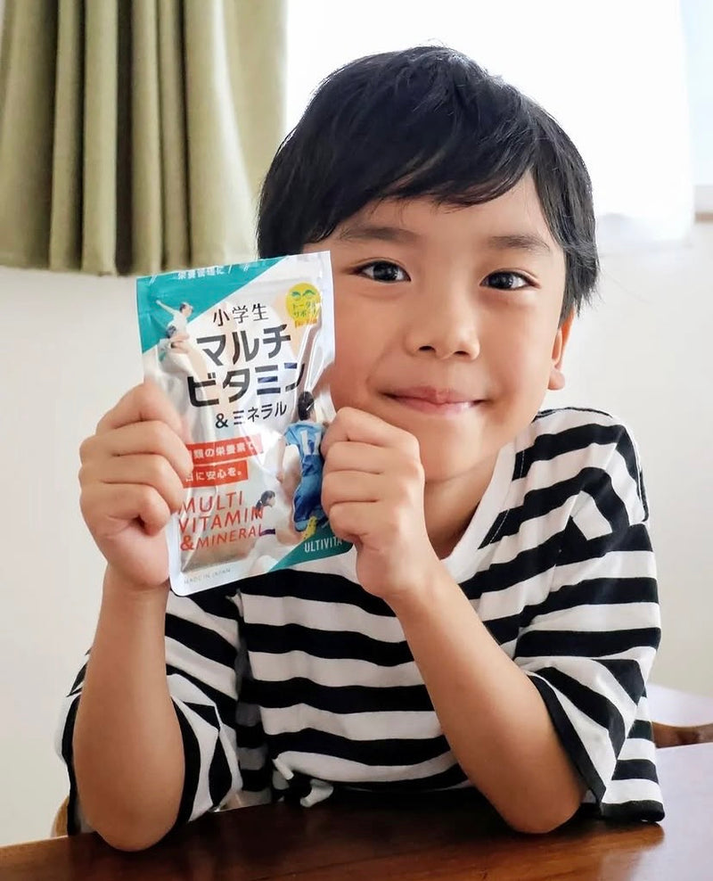 ULTIVITA 小学生マルチビタミンを持つお子さま