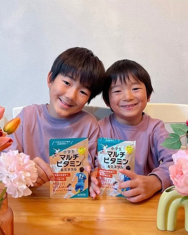 ULTIVITA 小学生マルチビタミンを持つお子さま