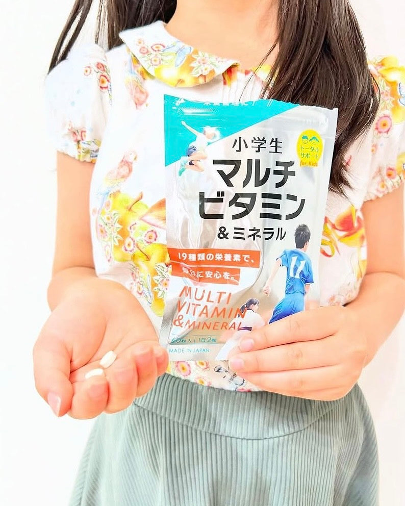 ULTIVITA 小学生マルチビタミンを持つお子さま