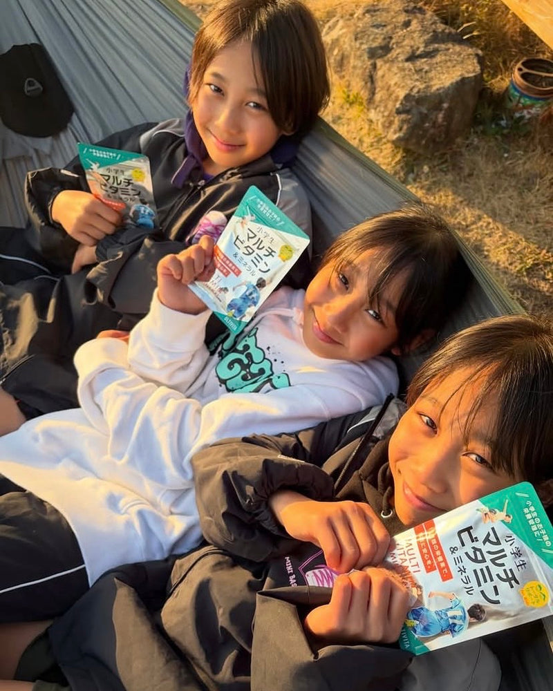 ULTIVITA 小学生マルチビタミンを持つお子さま